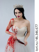 Bloodied princess holding a knife in a darkly beautiful bridal gown. Стоковое фото, фотограф Гурьянов Андрей / Фотобанк Лори