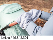 серая муфта, варежки крепятся на ручку коляски или велосипеда, для закалки рук в холодную погоду и зимой. Стоковое фото, фотограф Яна Проничева / Фотобанк Лори