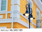 Уличное городское освещение,металический фонарный столб на углу дома. Стоковое фото, фотограф Людмила Капусткина / Фотобанк Лори