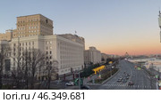 Москва. Машины едут по Фрунзенской набережной. Транспортный поток вечером. Редакционное видео, видеограф Анастасия / Фотобанк Лори