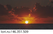 Sunset over ocean with dramatic clouds at dusk. Стоковое видео, видеограф Михаил Коханчиков / Фотобанк Лори