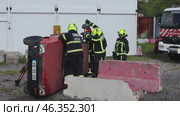 25 February 2025, Almada, Portugal - Firefighters stabilizing overturned car during training exercise. Редакционное видео, видеограф Константин Шишкин / Фотобанк Лори