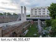 Руины античного форума - Римского одеона, в городе Пловдив, Болгария (2019 год). Стоковое фото, фотограф Дымов Игорь / Фотобанк Лори
