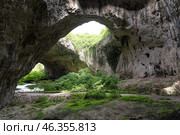 Пещера Деветашка (Holes Devetashka Cave)- это большая карстовая пещера, расположенная примерно в 7 км к востоку от Лестницы и в 15 км к северо-востоку от Ловеча, недалеко от деревни Деветаки. Болгария. Стоковое фото, фотограф Дымов Игорь / Фотобанк Лори
