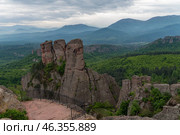 Смотровая площадка в крепости Калета (Kaleta). Вид на скалы Белоградчик (Belogradchik) ,природная достопримечательность, Болгария (2019 год). Стоковое фото, фотограф Дымов Игорь / Фотобанк Лори