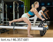blonde woman performs exercises for the glutes and legs. Стоковое фото, фотограф Яков Филимонов / Фотобанк Лори