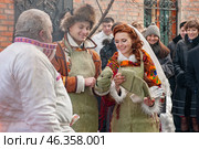 Kolomna, Russia, February 16, 2013. A colorful wedding celebration in Russian traditions. The bride and groom perform the forging ceremony in the forge. Revival and popularization of national traditions by young people. Редакционное фото, фотограф Оксана Медведева / Фотобанк Лори