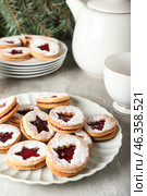 Plate with tasty Linzer cookies on grunge background. Стоковое фото, фотограф Pixel_shot / Фотобанк Лори