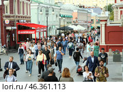 Много людей, идущих по улице около станции метро Третьяковская. Москва. Климентовский переулок. 15.08.2019. Редакционное фото, фотограф Ольга Зиновская / Фотобанк Лори