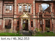 Руины старинного загородного особняка Строгановых (усадьба Княжьи горки) крупным планом майский днем. Псковская область (2022 год). Стоковое фото, фотограф Виктор Карасев / Фотобанк Лори