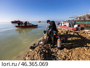 Подготовка водолаза МЧС к спуску в воду для поиска мазута. Редакционное фото, фотограф Алексей Шматков / Фотобанк Лори