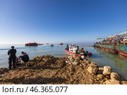 Подготовка водолаза МЧС к спуску в воду для поиска мазута. Редакционное фото, фотограф Алексей Шматков / Фотобанк Лори