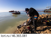 Подготовка водолаза МЧС к спуску в воду для поиска мазута. Стоковое фото, фотограф Алексей Шматков / Фотобанк Лори