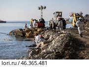 Ручной сбор мазута на берегу порта Тамань. Редакционное фото, фотограф Алексей Шматков / Фотобанк Лори