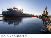 Загрязненная мазутом вода возле танкера Волгонефть-239. Редакционное фото, фотограф Алексей Шматков / Фотобанк Лори
