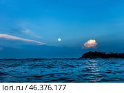 Ночной вид моря и храма Велле Делавайя в Унаватуне, Шри-Ланка. Луна и белое облако на синем сумеречном небе. Стоковое фото, фотограф Анна Ефимова / Фотобанк Лори