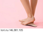 Female feet and orthopedic insoles on pink background. Стоковое фото, фотограф Pixel_shot / Фотобанк Лори