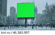 Blank advertising billboard with isolated green screen. Digital display marketing green background. Mock Up chroma key backdrop. Large Street Billboard on the modern building. Daytime. Traffic, crowd. Стоковое AI-видео, аниматор Марина Демидюк / Фотобанк Лори