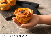 Woman holding tasty cruffin with chocolate on grey background. Стоковое фото, фотограф Pixel_shot / Фотобанк Лори