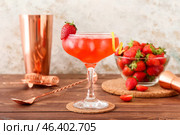 Glass of tasty cosmopolitan cocktail on wooden background. Стоковое фото, фотограф Pixel_shot / Фотобанк Лори