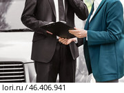 Insurance agents near car on road. Стоковое фото, фотограф Pixel_shot / Фотобанк Лори