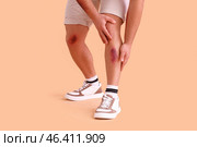 Man with bruises on legs against beige background. Стоковое фото, фотограф Pixel_shot / Фотобанк Лори