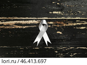 Parkinson's awareness ribbon on wooden background. Стоковое фото, фотограф Pixel_shot / Фотобанк Лори