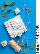 Scissors with threads and noughts-and-crosses game on color background. Стоковое фото, фотограф Pixel_shot / Фотобанк Лори