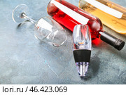 Wine aerator with bottles and glass on color background. Стоковое фото, фотограф Pixel_shot / Фотобанк Лори