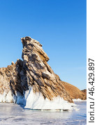 Frozen Baikal Lake in winter sunny day. Close-up view of Dragon Cape on edge of Ogoy Island - natural landmark and popular place of tourists. Scenic landscape. Natural background. Winter travels. Стоковое фото, фотограф Виктория Катьянова / Фотобанк Лори