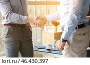 Men shaking hands in lawyer's office. Стоковое фото, фотограф Pixel_shot / Фотобанк Лори