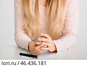 Женщина, снимая ее обручальное кольцо на столе. Концепция развода. Стоковое фото, фотограф Pixel_shot / Фотобанк Лори