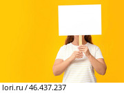 Протестующая женщина с плакатом на цветном фоне. Стоковое фото, фотограф Pixel_shot / Фотобанк Лори