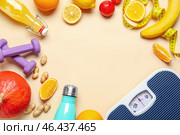Рама из свежих продуктов, весов и измерительной ленты на цветном фоне. Концепция диеты. Стоковое фото, фотограф Pixel_shot / Фотобанк Лори