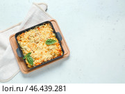 Форма для запекания с вкусной рисовой запеканкой на белом фоне. Стоковое фото, фотограф Pixel_shot / Фотобанк Лори