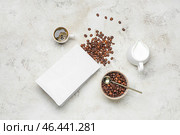 Композиция с кофейным пакетиком и зернами на светлом фоне. Стоковое фото, фотограф Pixel_shot / Фотобанк Лори