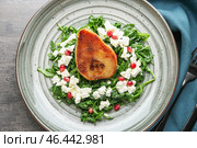 Тарелка с вкусным салатом руккола и грушей на столе. Стоковое фото, фотограф Pixel_shot / Фотобанк Лори