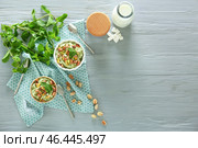 Чаши со вкусным фисташковым мороженым на деревянном столе. Стоковое фото, фотограф Pixel_shot / Фотобанк Лори
