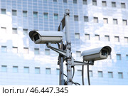 Две камеры видеонаблюдения и система контроля на фоне здания. Стоковое фото, фотограф Ольга Зиновская / Фотобанк Лори