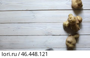 A female hand takes an ugly potato from a wooden table. faceless. Стоковое видео, видеограф Кутина Татьяна / Фотобанк Лори