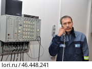Инженер проверяет работу стойки ВЧ связи (2015 год). Редакционное фото, фотограф Александр Тараканов / Фотобанк Лори