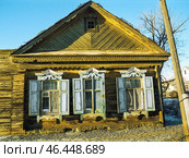 Старинный деревянный дом XIX века на улице Магнитогорской ( в Астрахани ), и его , и многих других деревянных дореволюционной постройки домов уже нет ( снесены под застройку ) Стоковое фото, фотограф Павел Просянов / Фотобанк Лори