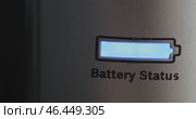 The Battery Status Indicator on the Device shows important power level information. Стоковое видео, видеограф Ольга Коваленко / Фотобанк Лори