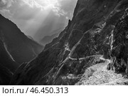 Чёрно-белое фото тропы на крутом склоне горы. Ущелье реки Мьягди на треке кольцо Даулагири в Гималаях, Непал. (2013 год). Стоковое фото, фотограф Анна Ефимова / Фотобанк Лори