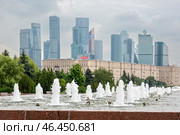 Вид на Кутузовский проспект и небоскребы "Москва-Сити" из парка Победы на Поклонной горе на фоне пасмурного неба. Москва (2024 год). Редакционное фото, фотограф Лариса Гордеева / Фотобанк Лори
