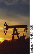 Working oil pumps silhouette against sunset. Стоковое видео, видеограф Михаил Коханчиков / Фотобанк Лори