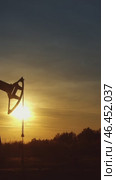 Working oil pumps silhouette against sunset. Стоковое видео, видеограф Михаил Коханчиков / Фотобанк Лори