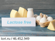 Различные молочные продукты без лактозы на деревянном фоне. Стоковое фото, фотограф Pixel_shot / Фотобанк Лори