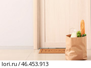 Продукты оставленные курьером службы доставки еды возле двери. Концепция эпидемии. Стоковое фото, фотограф Pixel_shot / Фотобанк Лори