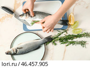Женщина готовит вкусную свежую рыбу. Стоковое фото, фотограф Pixel_shot / Фотобанк Лори